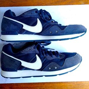 Womens Nike Venture Runner "Midnight Navy" sneakers SZ 9.5